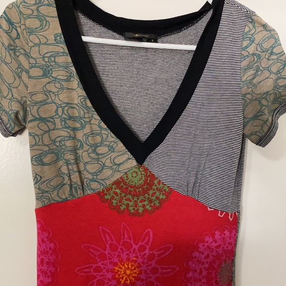Lightweight v neck tee dress with fun pattern - Picture 2 of 5